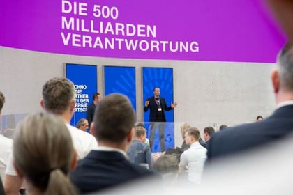 GY-Produktvorstellung auf der Fachmesse E-world 2025: Dominik Schwärzel, CEO der Wilken Software Group