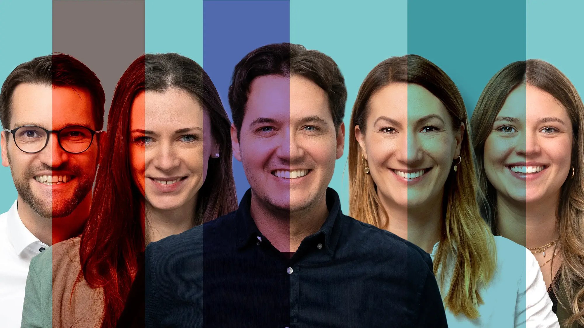 Mehrere Personen sind auf einem Bild in bunten Kacheln zu sehen. Alle Personen sind in einer Reihe dargestellt und lachen freundlich. Auf dem Bild sind zwei Männer und drei Frauen zu sehen.