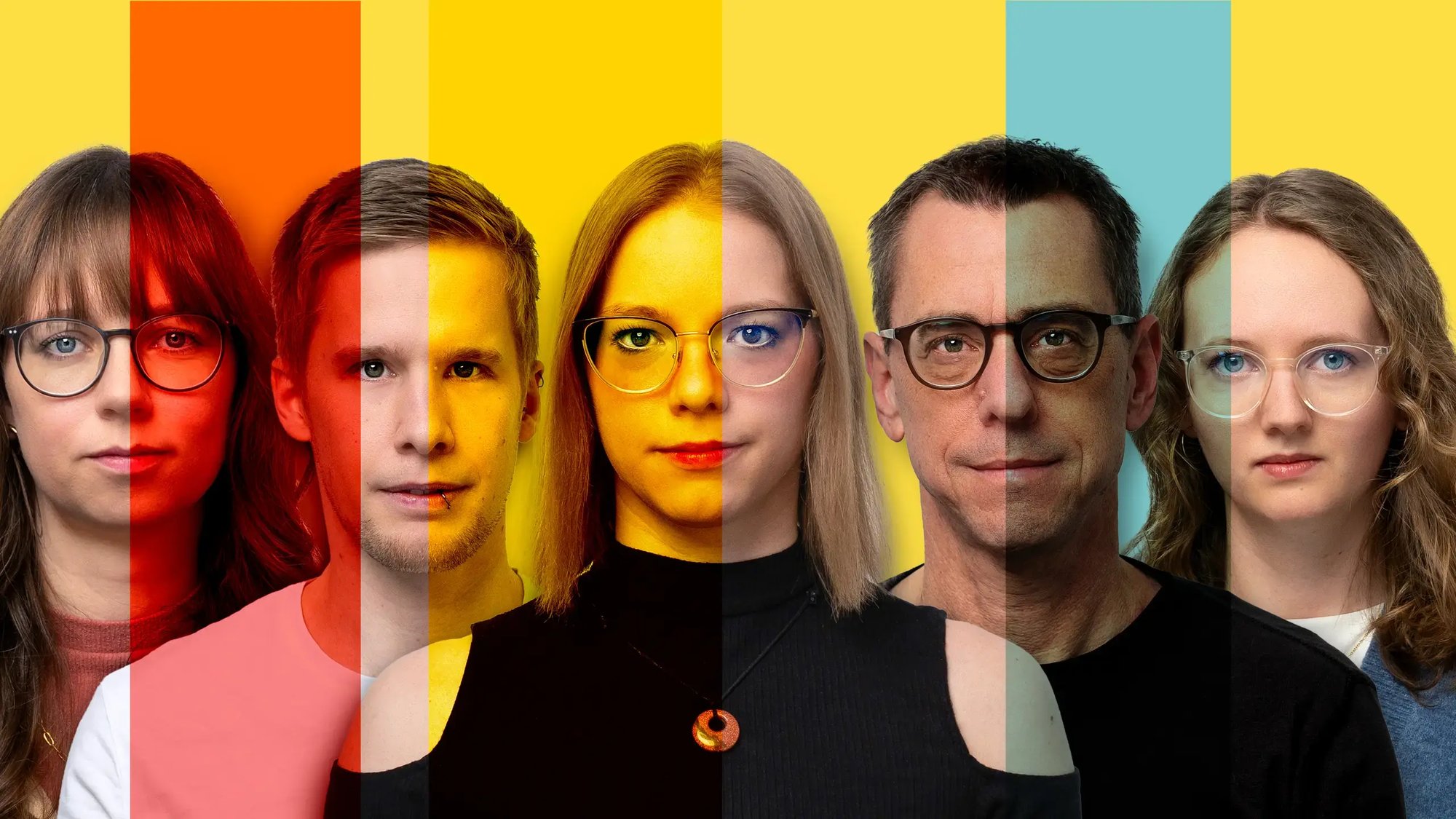 Mehrere Personen sind auf einem Bild in bunten Kacheln zu sehen, die den Farbton orange, gelb und hellblau haben. Alle Personen sind in einer Reihe dargestellt und lachen freundlich. Auf dem Bild sind zwei Männer und drei Frauen zu sehen, wobei eine Frau in der Mitte der Reihe ist.