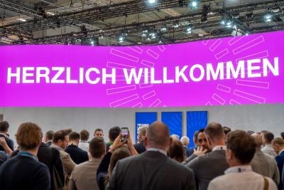 Herzlich Willkommen: Mit diesen auf einer Wand eingeblendeten Worten begrüßte Wilken 2025 die zahlreichen Besucher, die am Messestand das Launch-Event erwarteten.