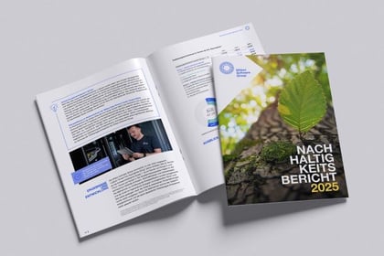 Der Nachhaltigkeitsbericht 2025 der Wilken Software Group als Print-Magazin liegt geöffnet vor dem Betrachter. Darüber liegt ein weiteres Exemplar, auf dem die Titelseite zu sehen ist.